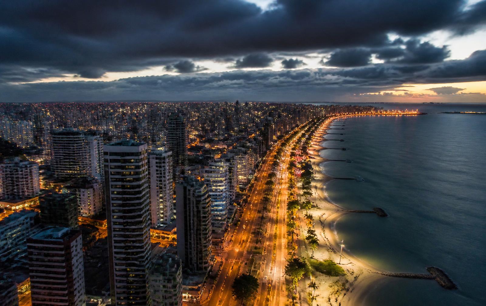 Vista aérea de cidade brasileira ao entardecer